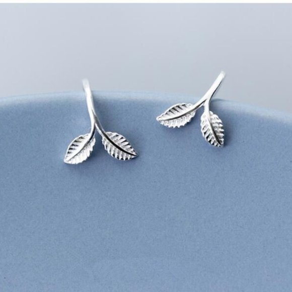 LiveChicStyle Jewelry - minimalist leaf earrings